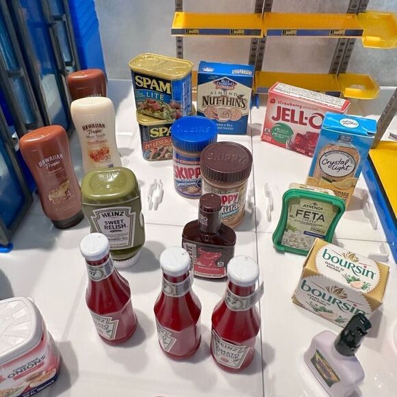 5 Surprise Mini Brands Series 3 Electronic Mini Mart Playset by ZURU - Picture 5 of 11